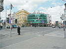 Groe Kreuzung vor der Station Rennweg: breite Fahrbahnen, Radweg, Zebrastreifen, Ampeln