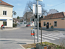 Kreuzungsbereich Anton-Bosch-Gasse - Jeneweingasse: platzartiger Kreuzungsbereich mit einem Zebrastreifen