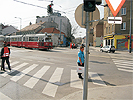 Kreuzungsbereich Anton-Dengler-Gasse - Prager Strae: Ampel und Zebrastreifen, Straenbahn- und Bushaltestellen im Kreuzungsbereich