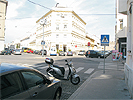 Kreuzungsbereich Anton-Strck-Gasse - Deublergasse: Kreuzung mit Zebrastreifen, zahlreiche Parkmglichkeiten
