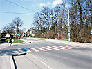 Kreuzungsbereich Hermesstrae - Dr.-Schober-Strae: Kreuzungsbereich mit rot unterlegten Zebrastreifen und Bushaltestelle