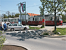 Kreuzungsbereich Brnner Strae - Straenbahnstation: Kreuzung mit Straenbahnhaltestelle und parkenden Autos