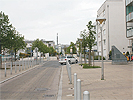 Lazarsfeldgasse - Bereich Schule: schmale Kreuzung mit einspuriger Fahrbahn ohne Ampel