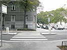 Kreuzungsbereich Neulinggasse - Sebastianplatz: Zebrastreifen und Verkehrsinsel in der Mitte der Fahrbahn