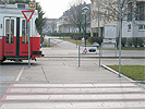 Kreuzungsbereich Otto-Probst-Strae - Tesarekplatz: Straenbahn fhrt ber den Kreuzungsbereich