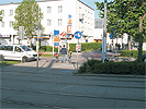 Kreuzungsbereich Otto-Probst-Strae - Tesarekplatz: Frau mit Kindern berquert den Zebrastreifen ber die Autofahrbahn