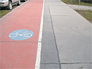 Rot markierter Radweg neben einem Gehweg