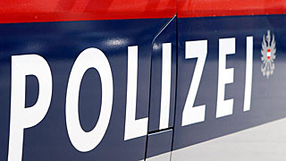 Polizeischriftzug in Nahaufnahme auf einem Auto