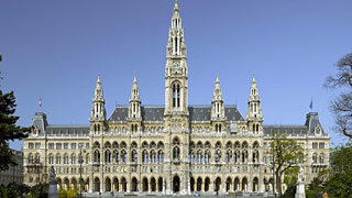 Rathausfront: symmetrisch gegliederte Fassade mit einem Zentralturm und vier Nebentrmen