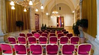 Stuhlreihen im Steinsaal des Wiener Rathauses