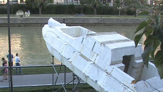 Ein Styroporboot am Donaukanal