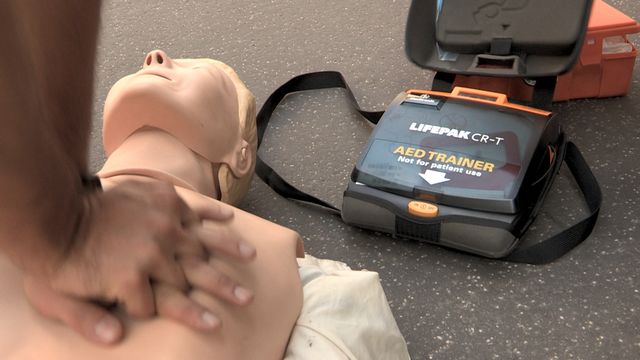 Lebenretten: Herzdruckmassage, Defibrillator & stabile Seitenlage