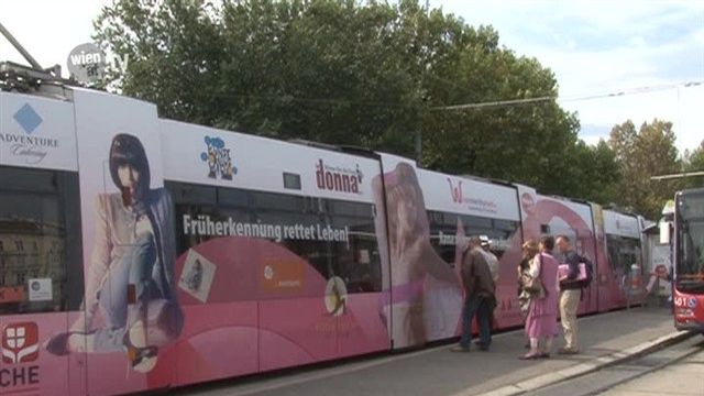Straßenbahn gegen Brustkrebs unterwegs