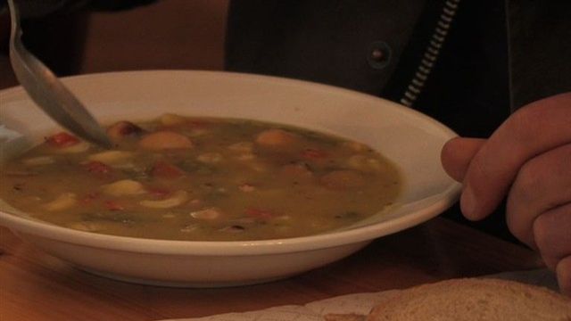 Franziskaner kochen heiße Suppe