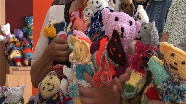 SeniorInnen stricken 1.500 Teddys für Kinder in Syrien