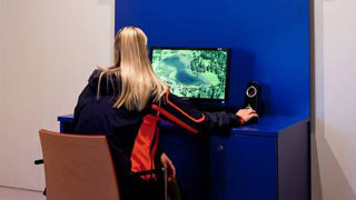 Besucherin in Raum 8 mit interaktiver Mediathek