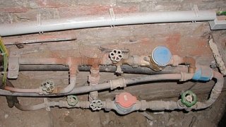 Bleianschlussleitung im Keller. Der Wasserzhler verbindet die alte Bleianschlussleitung