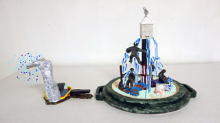 Modell: Brunnen mit Fundament eines Kochtopfes, darauf verschiedene Figuren und Wasserfontnen