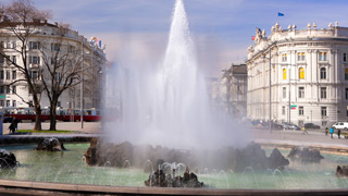 Brunnen mit hoher Wasserfontne in der Mitte