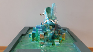 Modell: Brunnen symbolisiert Schneeberg, darauf eine Badewanne mit Wasserfontne