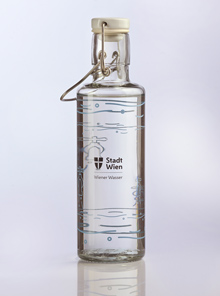 Verschließbare Glasflasche mit Motiv und Aufschrift "Stadt Wien - Wiener Wasser"