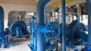 Blaue Spiralturbinen mit Generatoren