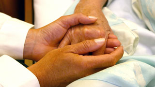 Hände halten die Hand einer älteren Person