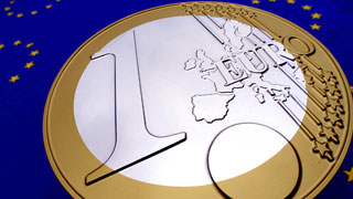 Ein-Euro-Munze auf blauen Hintergrund mit gelben Sternen