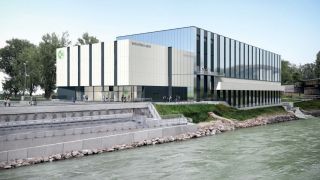 Modernes verglastes Gebäude am Wasser