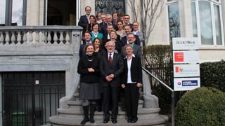 Gruppenfoto auf den Treppen zum Wien-Haus in Brüssel