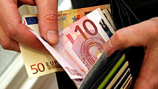 Geldbörse (Nahaufnahme mit Euroscheinen und Händen)
